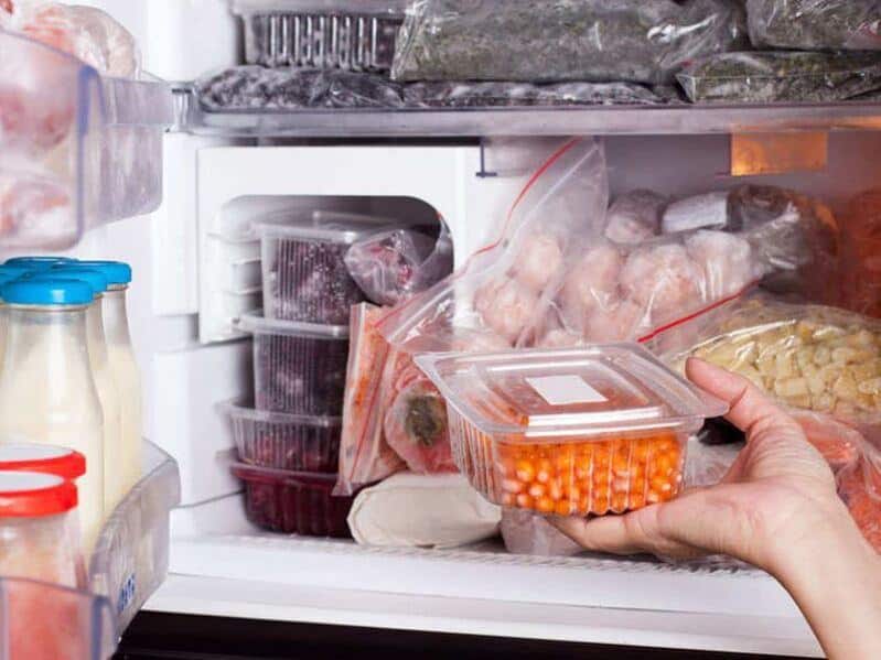 Thủ lạnh chứa nhiều đồ ăn